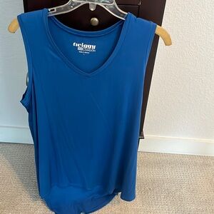 TWIGGY of LONDON Sleeveless Shell.  Vneck with longer back. Signed by Twiggy.